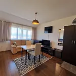 Apartment Tower Cozy With Mountain View