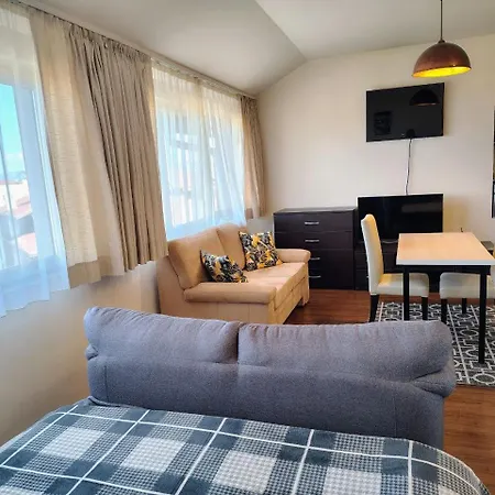 Apartment Tower Cozy With Mountain View